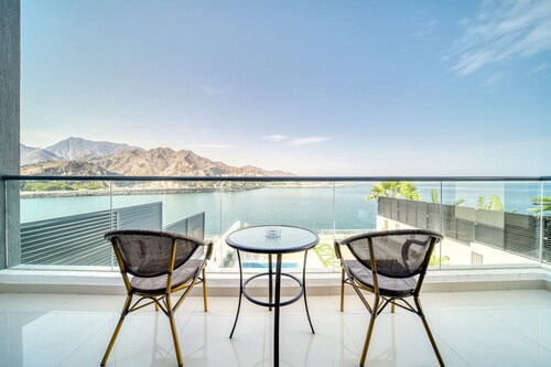Grand 4BR Villa with Chilled/Heated Pool, Al Dana Island Fujairah