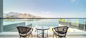 Grand 4BR Villa with Chilled/Heated Pool, Al Dana Island Fujairah