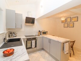 Lavavajillas, hervidor eléctrico, tostadora y utensilios de cocina