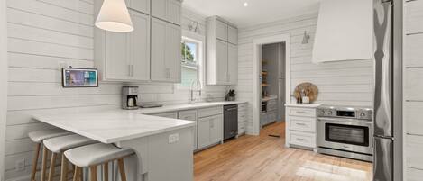 Een koelkast, een microgolfoven, een oven, een kookplaat