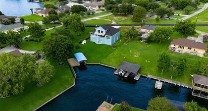 Waterfront with Boat Slip, Sports Bar, SUP'S, Great Location!