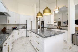 Fridge, microwave, oven, stovetop - Renovated, Beautifully Decorated in Troon North (Scottsdale)