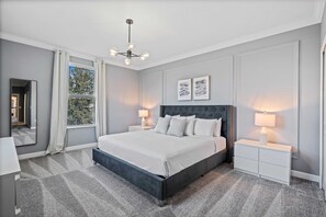 5 habitaciones, escritorio y tabla de planchar con plancha