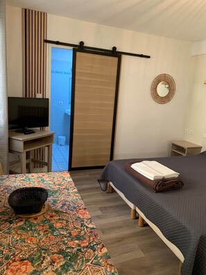 1 chambre, fer et planche à repasser, Wi-Fi gratuit, draps fournis