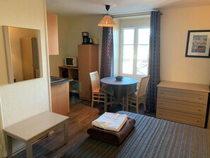 1 slaapkamer, een strijkplank/strijkijzer, gratis wifi, beddengoed