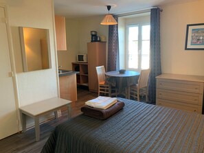 1 chambre, fer et planche Ă repasser, Wi-Fi gratuit, draps fournis