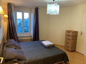 1 slaapkamer, een strijkplank/strijkijzer, gratis wifi, beddengoed