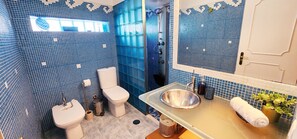 Shower, hair dryer, bidet, towels - Piscina e Sala de Jogos Junto às Praias de Santa Cruz e Ericeira (Torres Vedras)
