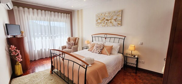 4 bedrooms, desk, iron/ironing board, travel cot