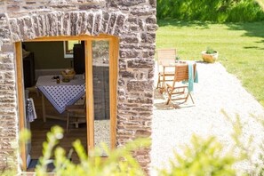 Outdoor dining - 1 bed Barn, open living space , pet friendly, rural, with easy access from M4


 (Usk)