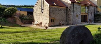 1 bed Barn, open living space , pet friendly, rural, with easy access from M4


