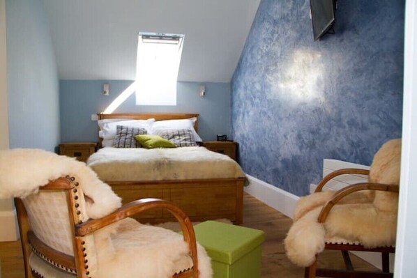 A bedroom with a bed, two chairs, a nightstand, and a window. - 1 bed Barn, open living space , pet friendly, rural, with easy access from M4
(Usk)