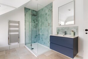 Dusche, Haartrockner, Handtücher, Seife