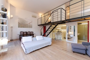 TV - VivimiHome – Loft su due livelli con terrazzo (Milano)