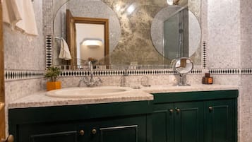 Regadera, secadora de cabello, bidet, toallas