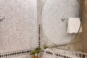 Shower, hair dryer, bidet, towels - VivimiHome-Suite a few steps from the Piazzetta (Capri)