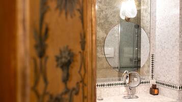 Dutxa, assecador de cabells, bidet i tovalloles