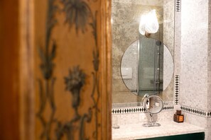 Dusche, Haartrockner, Bidet, Handtücher