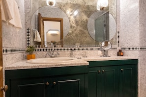 Dusche, Haartrockner, Bidet, Handtücher