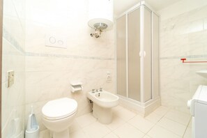 تجهيزات دش، مجففات شعر، مراحيض شطف، مناشف