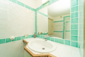 Bruser, hårtørrer, bidet, håndklæder