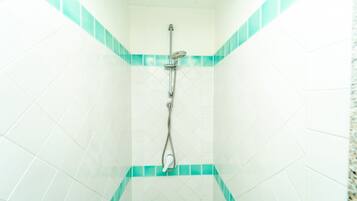 Een douche, een haardroger, een bidet, handdoeken