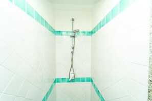 Bruser, hårtørrer, bidet, håndklæder