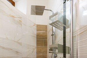 Suihku, hiustenkuivaaja, bidee, pyyhkeet