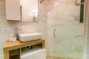 Een douche, een haardroger, een bidet, handdoeken