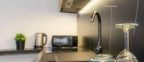 Kühlschrank, Mikrowelle, Ofen, Herdplatte