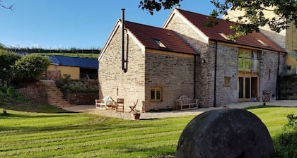 2 bed Barn, open living space , pet friendly, rural, with easy access from M4