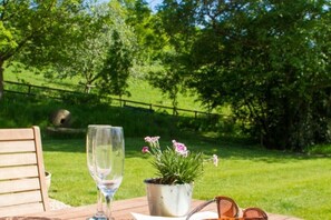 Outdoor dining - 
3-4 bed Barn, open living space , pet friendly, rural, with easy access from M4 (Usk Monmouthshire)