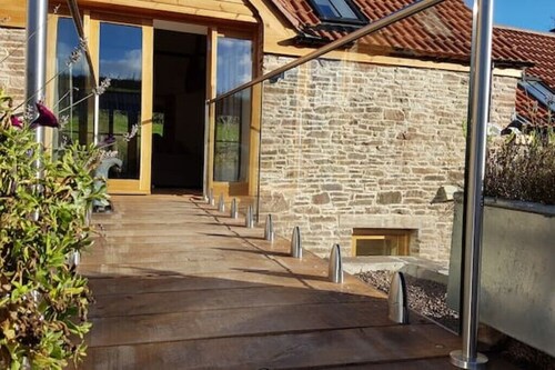 
3-4 bed Barn, open living space , pet friendly, rural, with easy access from M4