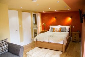 3 bedrooms, in-room safe, travel crib, WiFi - 
3-4 bed Barn, open living space , pet friendly, rural, with easy access from M4 (Usk Monmouthshire)