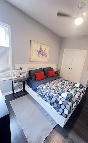 1 slaapkamer, een strijkplank/strijkijzer, wifi, beddengoed