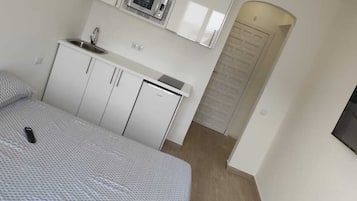 1 dormitorio, tabla de planchar con plancha, wifi y ropa de cama