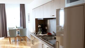 Een koelkast, een microgolfoven, een kookplaat, een vaatwasser