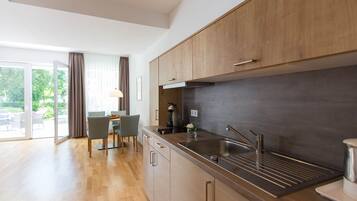 Kühlschrank, Mikrowelle, Herdplatte, Geschirrspüler