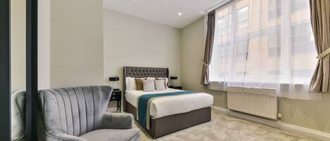 1 Schlafzimmer, Schreibtisch, Bügeleisen/Bügelbrett, Reisekinderbett