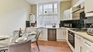 Wasserkocher mit Kaffee-/Teezubehör, Kühlschrank, Mikrowelle, Ofen