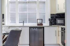 Cafetera y tetera, refrigerador, microondas y horno 