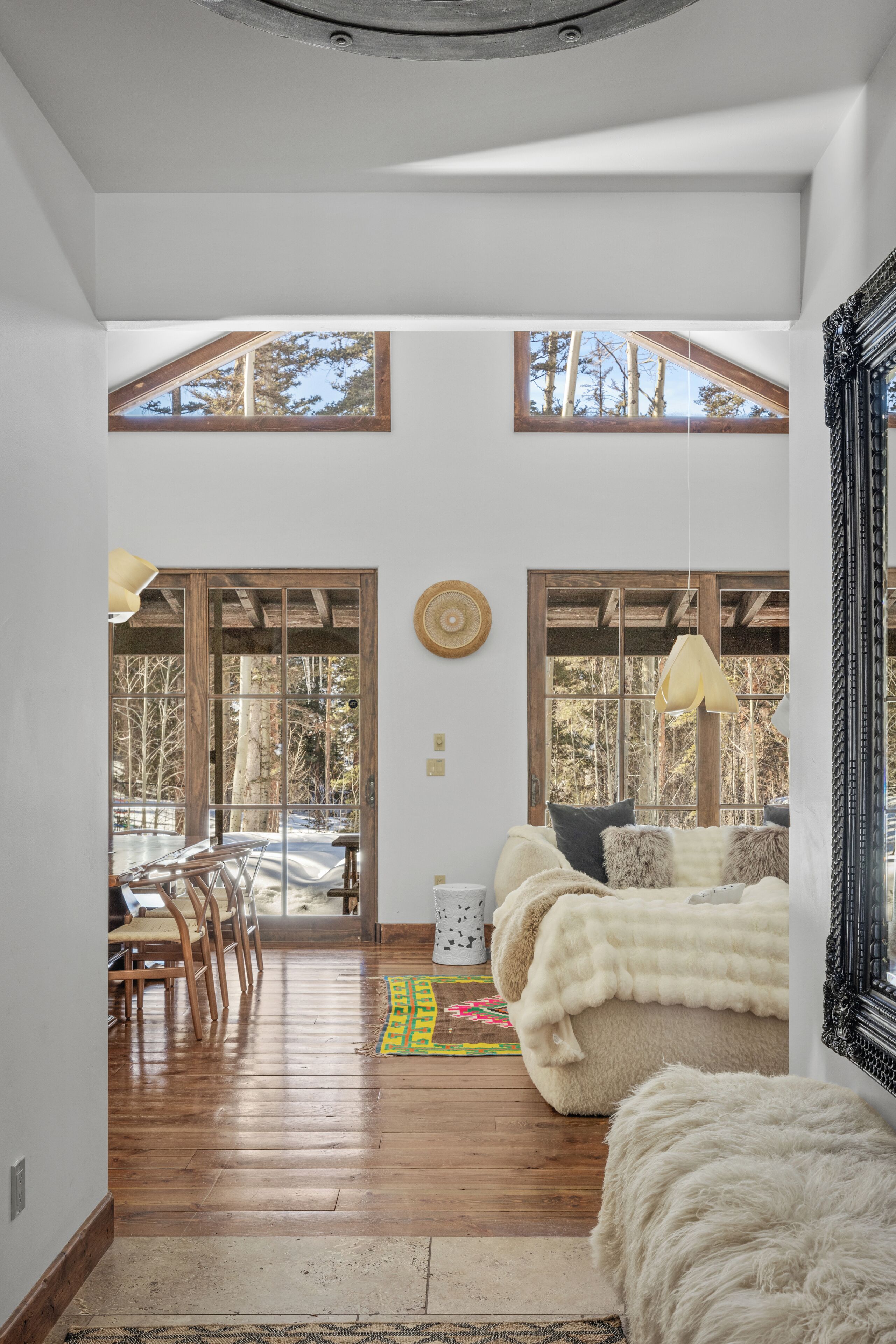 Télévision, cheminée, livres, chaîne hi-fi