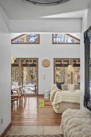 Fernseher, Kamin, Bücher, Stereoanlage