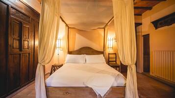 6 bedrooms, iron/ironing board, WiFi, bed sheets