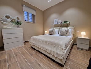 Deluxe Apartment | 1 bedroom, travel crib, free WiFi, bed sheets