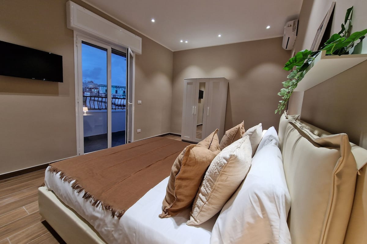 1 bedroom, travel cot, free WiFi, bed sheets