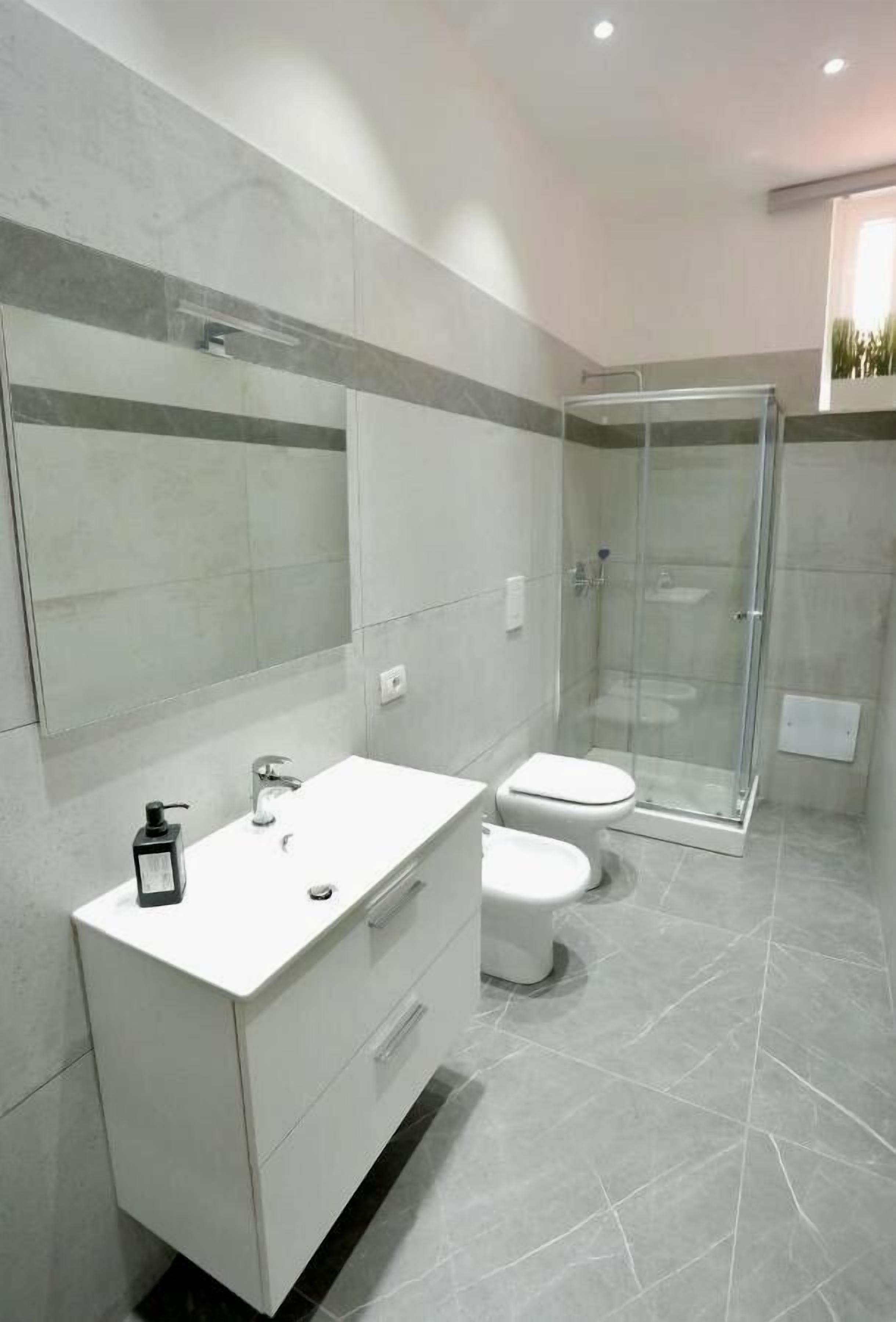 Apartamento Confort | Baño | Artículos de higiene personal gratuitos, secador de pelo y bidé