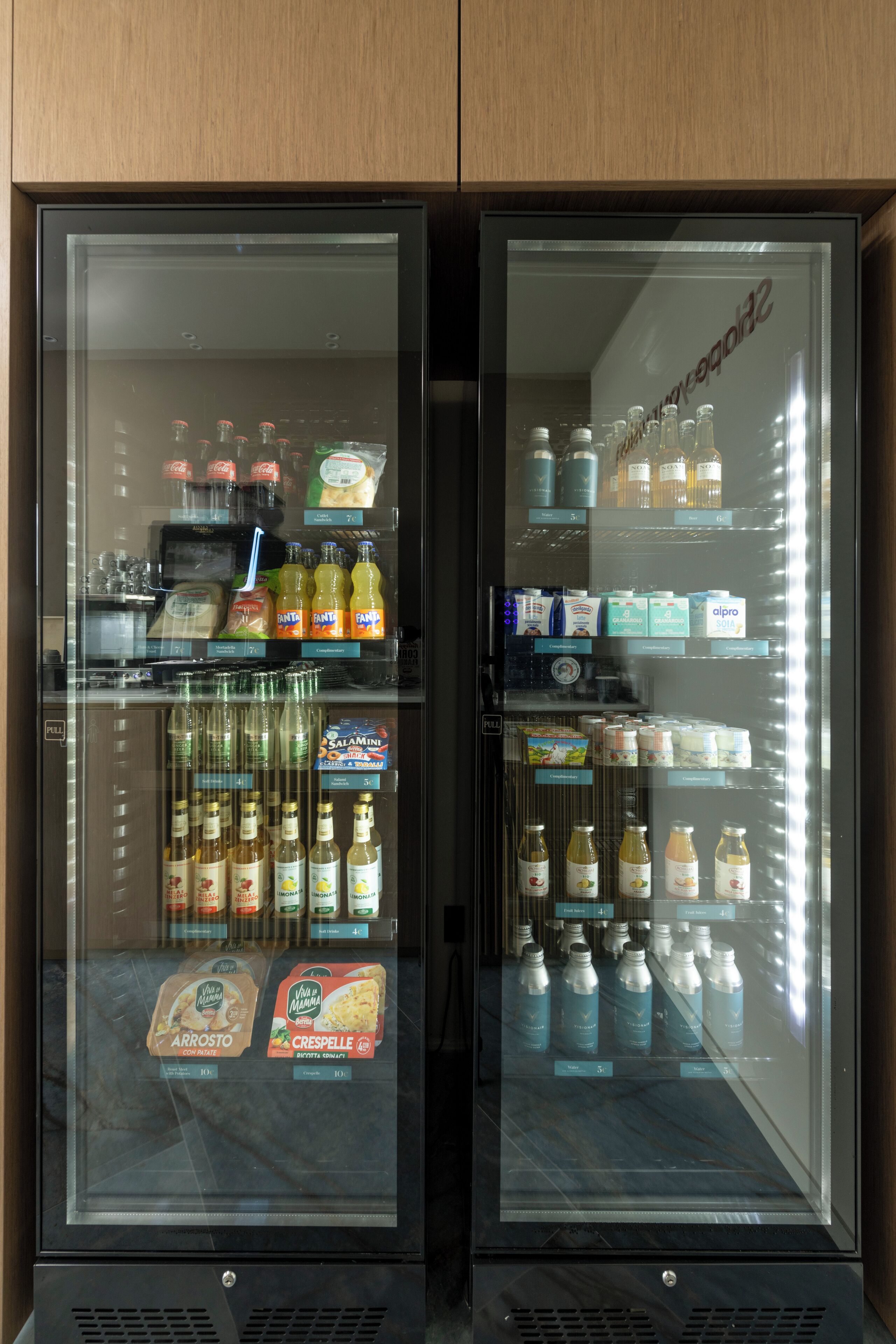 Una vetrina refrigerata con diversi prodotti alimentari e bevande.
