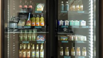 Una vetrina refrigerata con diversi prodotti alimentari e bevande.