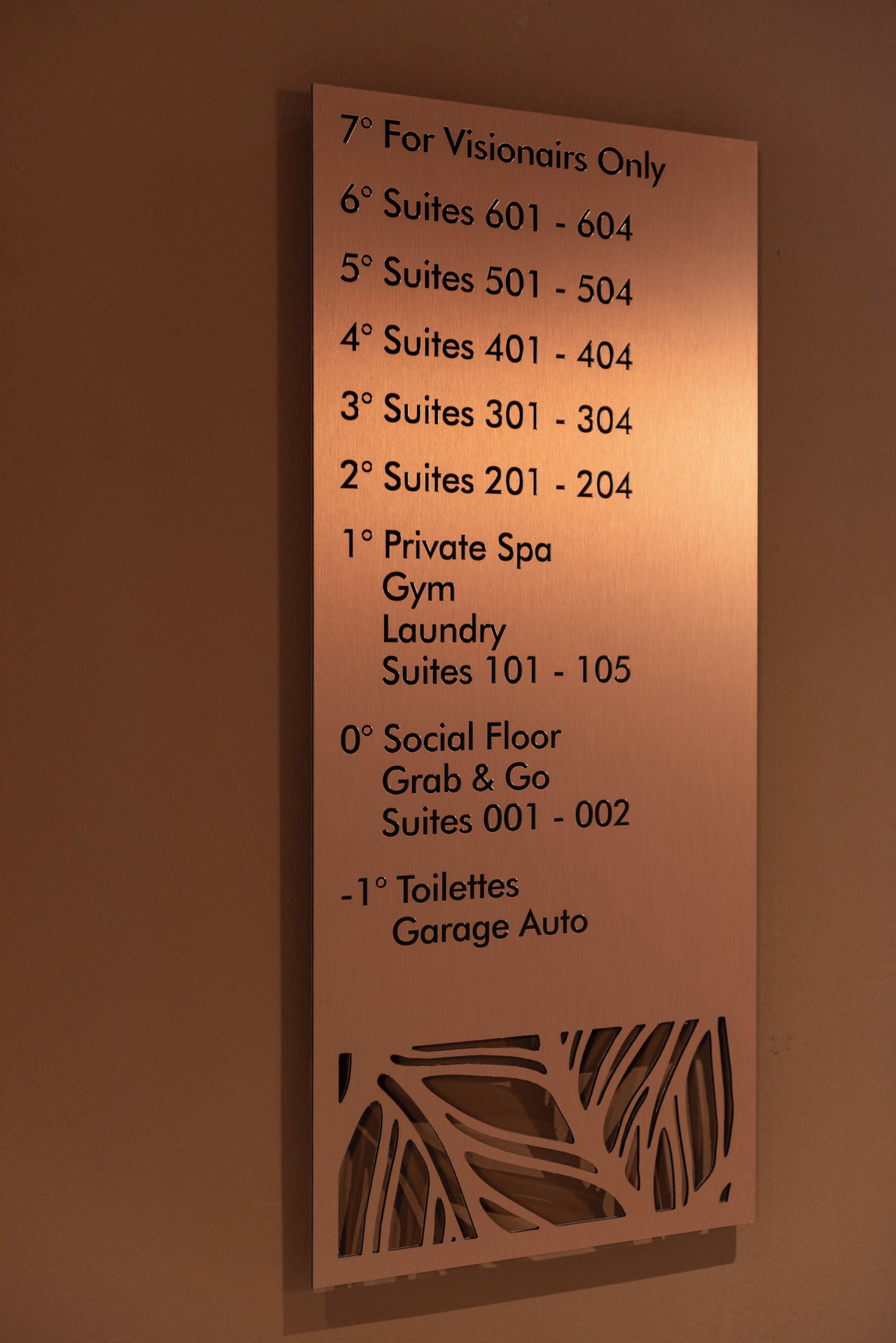 Een hotelgids met kamerindelingen en voorzieningen.